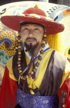 Tarihsel olarak giyinmiş muhafız Eastaasia Güney Kore'de Seoul şehir Toksugung Palace Daehanmun kapısında. Southkorea, Seoul, Mayıs 2006