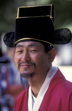 Tarihsel olarak insanlara Gyeongbokgung veya Kyongbokkung Palace Eastaasia Güney Kore'de Seoul şehir giymiş. Southkorea, Seoul, Mayıs 2006