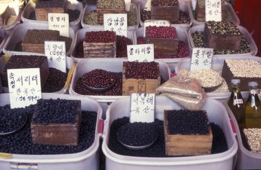 Tahıl ve fasulye Eastaasia Güney Kore'de Seoul şehir piyasada. Southkorea, Seoul, Mayıs 2006