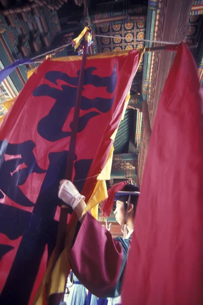 Исторически Одетый Охранник Ворот Тэханьмуна Дворце Токсугун Городе Сеул Южной — стоковое фото