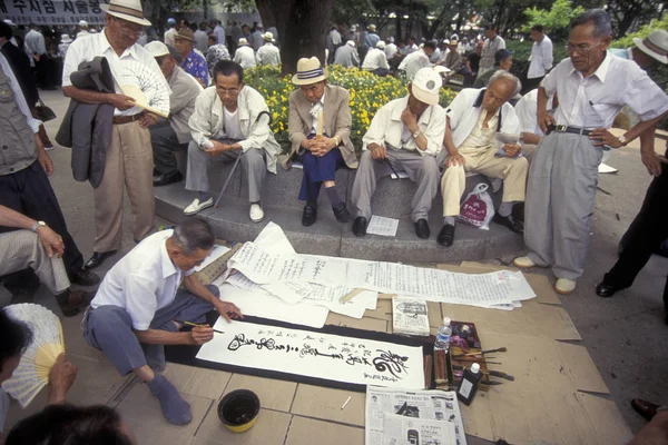 高齢者や Eastaasia に韓国ソウル市でパゴダ Prk で書家 ソウル 2006 — ストック写真