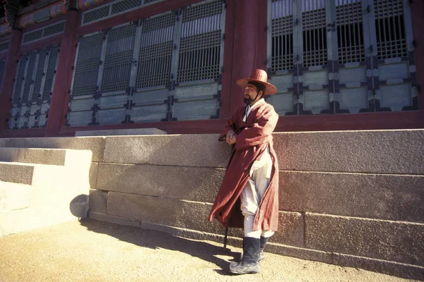 Historycznie Ubrani Ludzie Gyeongbokgung Czy Pałac Kyongbokkung Mieście Seulu Korei — Zdjęcie stockowe