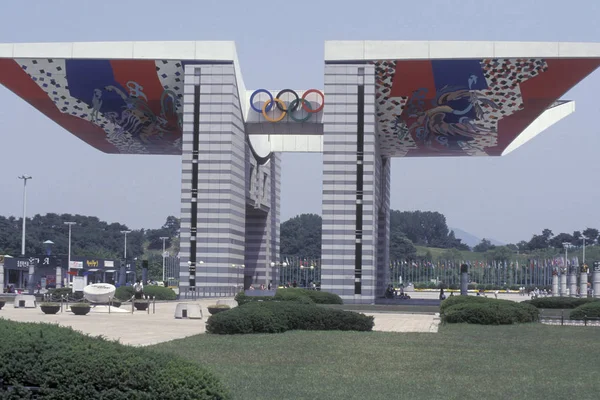 ソウル オリンピック 1988 燮オリンピア公園内の Eastaasia 韓国のソウル市内中心部での世界平和の門 ソウル 2006 — ストック写真
