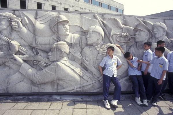 Eastaasia で韓国ソウル市に韓国戦争記念館の記念碑の子どもたち ソウル 2006 — ストック写真