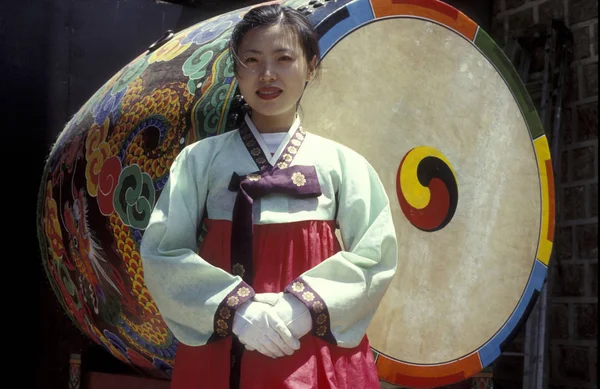 Mujeres Vestidas Históricamente Puerta Daehanmun Palacio Toksugung Ciudad Seúl Corea — Foto de Stock