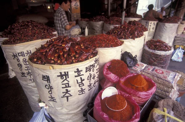 Eastaasia 韓国のソウルの街の市場で赤唐辛子 ソウル 2006 — ストック写真