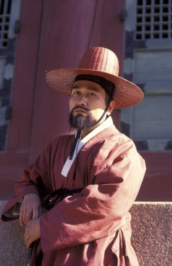 Tarihsel olarak insanlara Gyeongbokgung veya Kyongbokkung Palace Eastaasia Güney Kore'de Seoul şehir giymiş. Southkorea, Seoul, Mayıs 2006