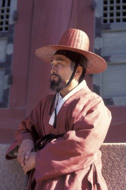 Tarihsel olarak insanlara Gyeongbokgung veya Kyongbokkung Palace Eastaasia Güney Kore'de Seoul şehir giymiş. Southkorea, Seoul, Mayıs 2006