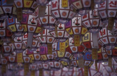 Eastaasia Güney Kore'de Seul şehir Jogyesa Tapınağı'nda geleneksel fenerler. Southkorea, Seoul, Mayıs 2006