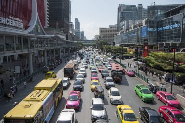 Pratunam Southeastasia Tayland Bangkok şehir, trafik olan yol. Tayland, Bangkok, Kasım, 2018