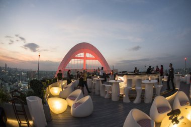 gece ve Cru Bar Centara Grand Hotel Southeastasia Tayland Bangkok şehir görünümünden Bangkok manzarası. Tayland, Bangkok, Kasım, 2018