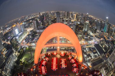 gece ve Cru Bar Centara Grand Hotel Southeastasia Tayland Bangkok şehir görünümünden Bangkok manzarası. Tayland, Bangkok, Kasım, 2018