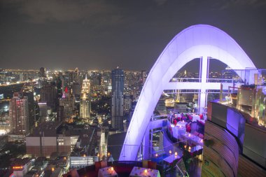 gece ve Cru Bar Centara Grand Hotel Southeastasia Tayland Bangkok şehir görünümünden Bangkok manzarası. Tayland, Bangkok, Kasım, 2018
