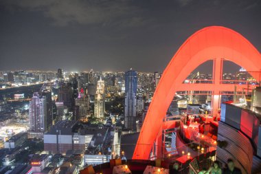 gece ve Cru Bar Centara Grand Hotel Southeastasia Tayland Bangkok şehir görünümünden Bangkok manzarası. Tayland, Bangkok, Kasım, 2018