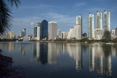 Southeastasia Tayland Bangkok şehir Ratchada Park'ta Ratchada Gölü manzarası. Tayland, Bangkok, Kasım, 2018
