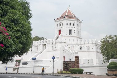 Phra Athit yolun ortasında Banglamphu Southeastasia Tayland Bangkok şehir Phra Sumen kalede. Tayland, Bangkok, Kasım, 2018