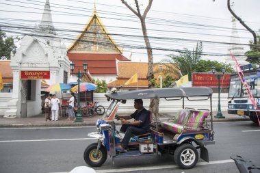 Tuk Tuk taksi Southeastasia Tayland Bangkok şehir Banglamphu Wat Chanasongkhram Ratchaworamahawihan Tapınağı önünde. Tayland, Bangkok, Kasım, 2018