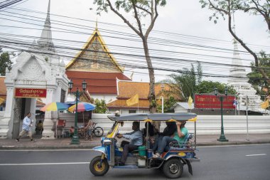 Tuk Tuk taksi Southeastasia Tayland Bangkok şehir Banglamphu Wat Chanasongkhram Ratchaworamahawihan Tapınağı önünde. Tayland, Bangkok, Kasım, 2018