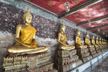 Buda heykeli ve Southeastasia Tayland Bangkok şehir Banglamphu Wat Suthat Tapınağı mimarisi. Tayland, Bangkok, Kasım, 2018