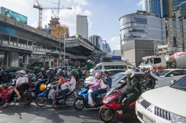 Motorbikr trafik Southeastasia Tayland Bangkok şehir Sukhumvit adlı. Tayland, Bangkok, Kasım, 2018