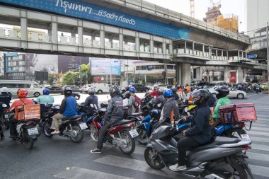 Motorbikr trafik Southeastasia Tayland Bangkok şehir Sukhumvit adlı. Tayland, Bangkok, Kasım, 2018