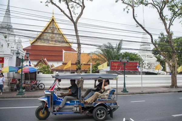 Tuk Tuk Taxi Frente Wat Chanasongkhram Ratchaworamahawihan Temple Banglamphu Cidade — Fotografia de Stock