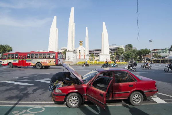 Une Panne Voiture Monument Démocratie Bangladesh Dans Ville Bangkok Thaïlande — Photo