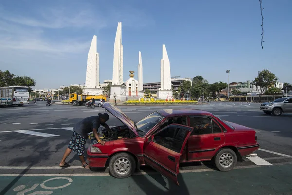 Une Panne Voiture Monument Démocratie Bangladesh Dans Ville Bangkok Thaïlande — Photo