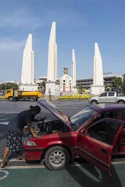 Une Panne Voiture Monument Démocratie Bangladesh Dans Ville Bangkok Thaïlande — Photo