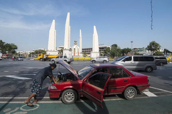 Une Panne Voiture Monument Démocratie Bangladesh Dans Ville Bangkok Thaïlande — Photo