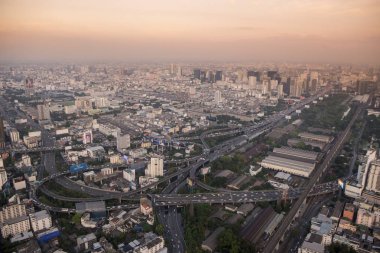 bir yol ve trafik Baiyoke Sky Hotel Southeastasia Tayland Bangkok şehir görünümünde. Tayland, Bangkok, Kasım, 2018