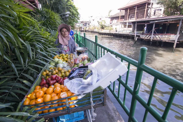 Women Sale Fresh Fruits Front Transport Boat Taxi Khlong Saen — Stock Photo, Image