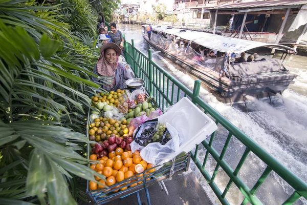 Women Sale Fresh Fruits Front Transport Boat Taxi Khlong Saen — Stock Photo, Image