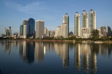 Southeastasia Tayland Bangkok şehir Ratchada Park'ta Ratchada Gölü manzarası. Tayland, Bangkok, Kasım, 2018