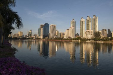 Southeastasia Tayland Bangkok şehir Ratchada Park'ta Ratchada Gölü manzarası. Tayland, Bangkok, Kasım, 2018
