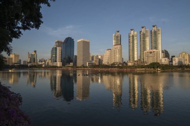 Southeastasia Tayland Bangkok şehir Ratchada Park'ta Ratchada Gölü manzarası. Tayland, Bangkok, Kasım, 2018