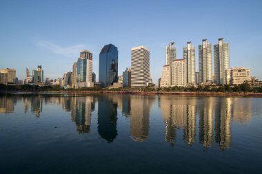 Southeastasia Tayland Bangkok şehir Ratchada Park'ta Ratchada Gölü manzarası. Tayland, Bangkok, Kasım, 2018