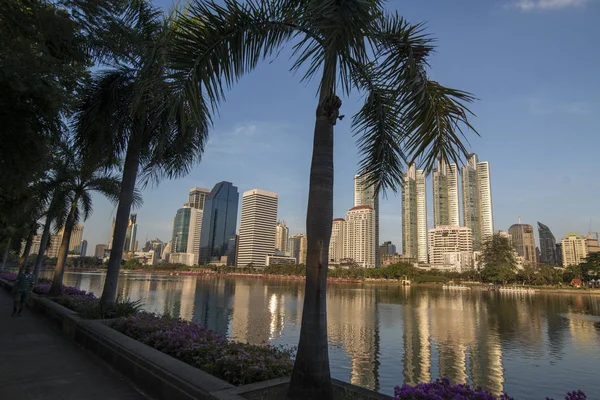 Southeastasia Tayland Bangkok şehir Ratchada Park'ta Ratchada Gölü manzarası. Tayland, Bangkok, Kasım, 2018
