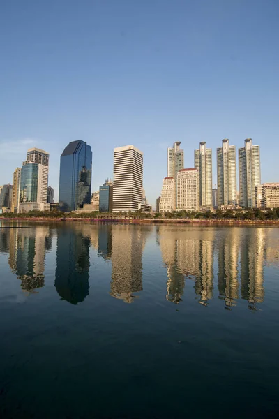 Skyline Del Lago Ratchada Ratchada Park Nella Città Bangkok Thailandia — Foto Stock