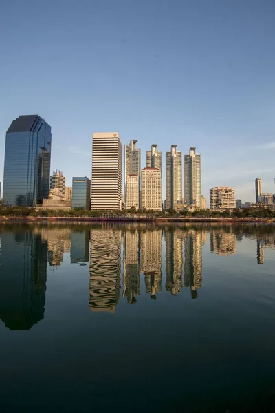 Skyline Del Lago Ratchada Ratchada Park Nella Città Bangkok Thailandia — Foto Stock