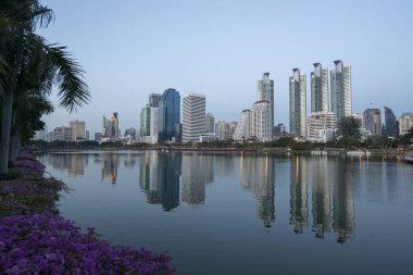 Southeastasia Tayland Bangkok şehir Ratchada Park'ta Ratchada Gölü manzarası. Tayland, Bangkok, Kasım, 2018
