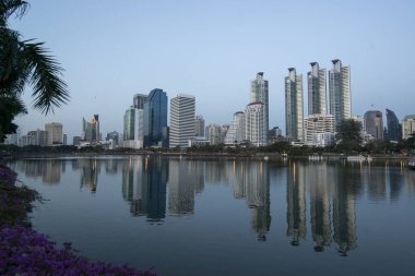 Southeastasia Tayland Bangkok şehir Ratchada Park'ta Ratchada Gölü manzarası. Tayland, Bangkok, Kasım, 2018