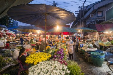 çiçekler Khlong Toey piyasada Khlong Toey Southeastasia Tayland Bangkok şehir içinde. Tayland, Bangkok, Kasım, 2018