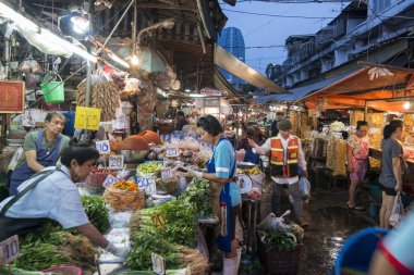 meyve ve sebze pazarı Khlong Toey piyasada Khlong Toey Southeastasia Tayland Bangkok şehir, insanlar. Tayland, Bangkok, Kasım, 2018