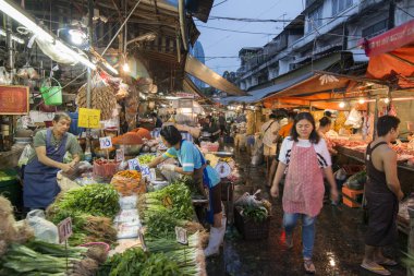 meyve ve sebze pazarı Khlong Toey piyasada Khlong Toey Southeastasia Tayland Bangkok şehir, insanlar. Tayland, Bangkok, Kasım, 2018