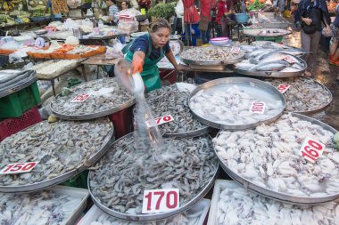 Balık pazarı gıda Khlong Toey Southeastasia Tayland Bangkok şehir Khlong Toey pazarda markette. Tayland, Bangkok, Kasım, 2018