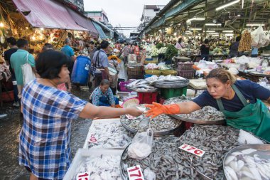 Balık pazarı gıda Khlong Toey Southeastasia Tayland Bangkok şehir Khlong Toey pazarda markette. Tayland, Bangkok, Kasım, 2018