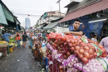 soğan ve bitkisel gıda Toey Khlong Southeastasia Tayland Bangkok şehir Khlong Toey pazarda markette. Tayland, Bangkok, Kasım, 2018