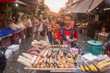 insanlar gıda Khlong Toey Southeastasia Tayland Bangkok şehir Khlong Toey pazarda markette. Tayland, Bangkok, Kasım, 2018