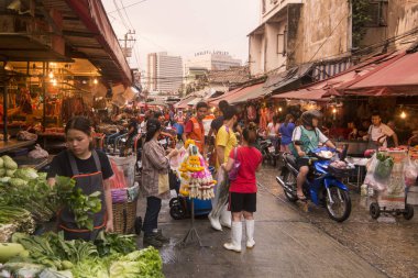 meyve ve sebze pazarı Khlong Toey piyasada Khlong Toey Southeastasia Tayland Bangkok şehir, insanlar. Tayland, Bangkok, Kasım, 2018
